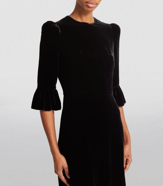 Black Long Velvet Dress with Puff Sleeves and Ruffle Hem